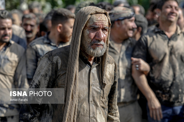 آئین گل‌مالی در ظهر عاشورا
