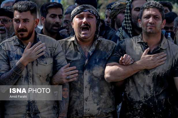 آئین گل‌مالی در ظهر عاشورا