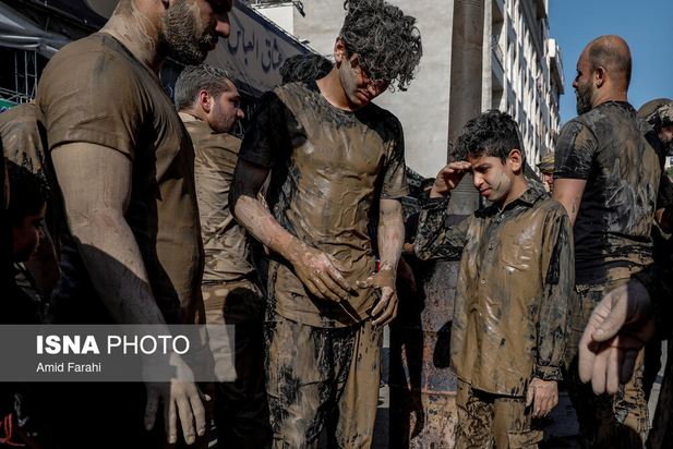 آئین گل‌مالی در ظهر عاشورا