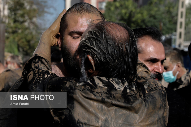 آئین گل‌مالی در ظهر عاشورا