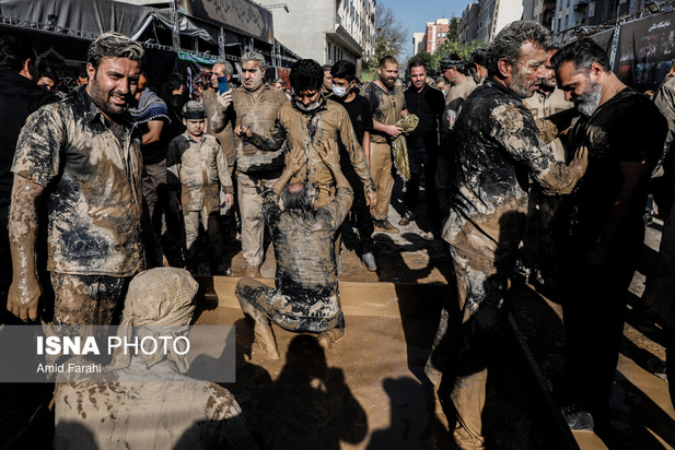 آئین گل‌مالی در ظهر عاشورا