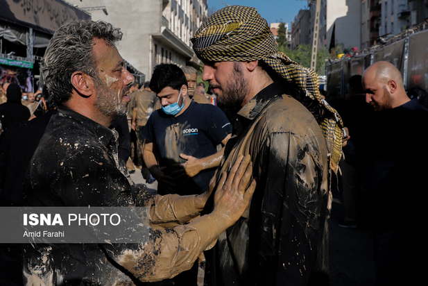 آئین گل‌مالی در ظهر عاشورا