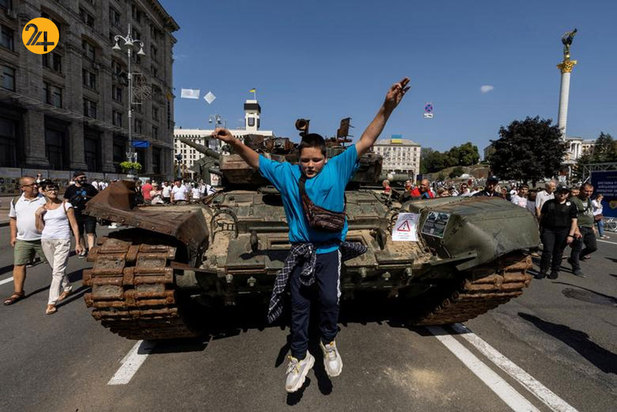 نمایش تانک‌های سوخته روسیه در اوکراین