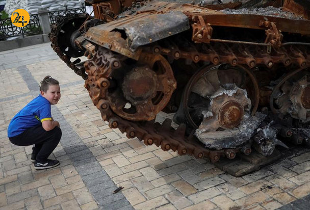 نمایش تانک‌های سوخته روسیه در اوکراین