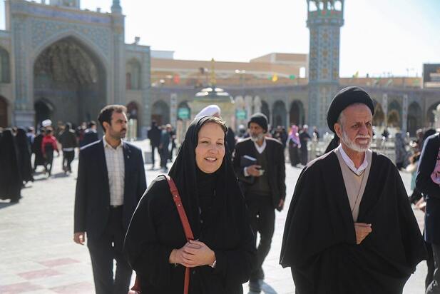 حضور سفیر سوئیس با چادر در قم سوژه داغ شبکه‌های اجتماعی شد