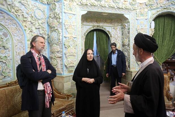 حضور سفیر سوئیس با چادر در قم سوژه داغ شبکه‌های اجتماعی شد