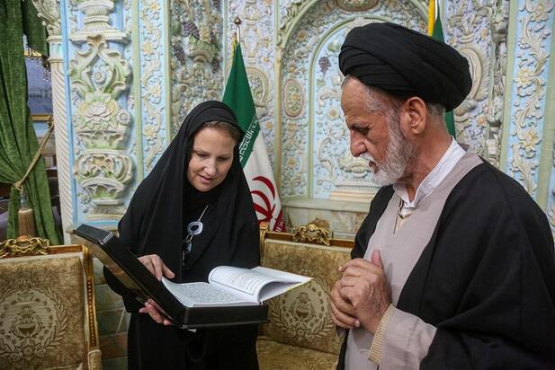 حضور سفیر سوئیس با چادر در قم سوژه داغ شبکه‌های اجتماعی شد