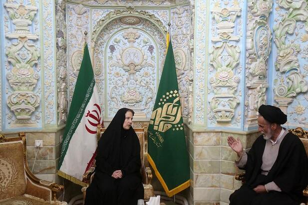 حضور سفیر سوئیس با چادر در قم سوژه داغ شبکه‌های اجتماعی شد