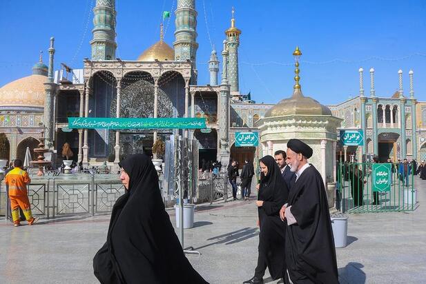 حضور سفیر سوئیس با چادر در قم سوژه داغ شبکه‌های اجتماعی شد