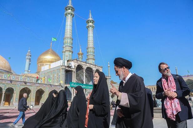 حضور سفیر سوئیس با چادر در قم سوژه داغ شبکه‌های اجتماعی شد