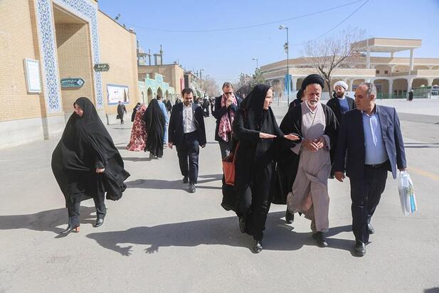 حضور سفیر سوئیس با چادر در قم سوژه داغ شبکه‌های اجتماعی شد