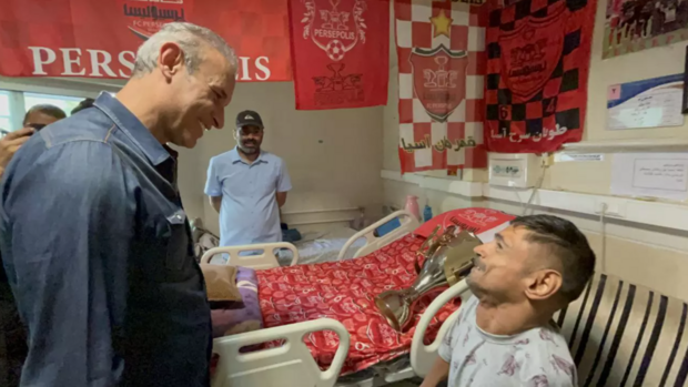 گل‌محمدی همراه با جام قهرمانی به دیدار هواداران معلول رفت