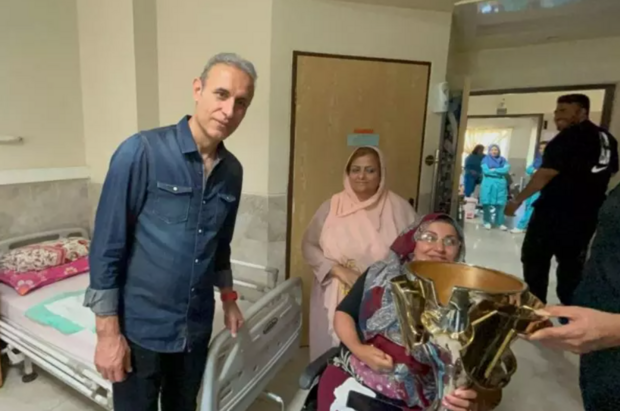 گل‌محمدی همراه با جام قهرمانی به دیدار هواداران معلول رفت