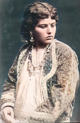 ژست های آتلیه زنان عهد قاجار