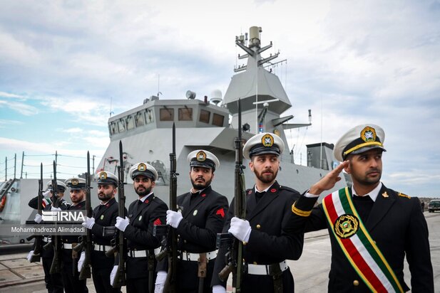 رونمایی از ناوشکن عظیم دیلمان