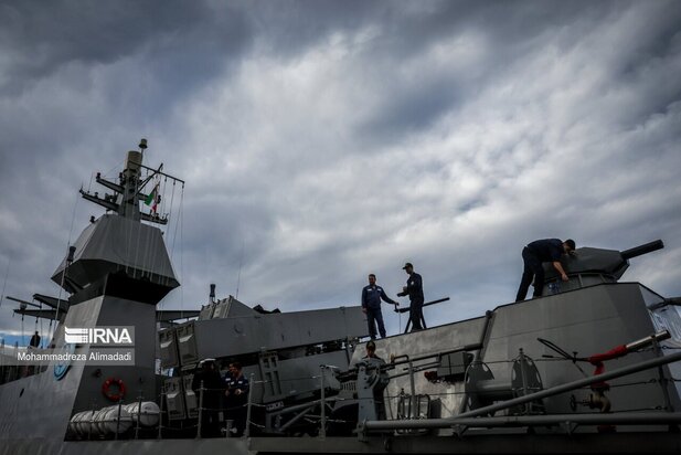 رونمایی از ناوشکن عظیم دیلمان