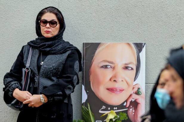 وداع هنرمندان با بیتا فرهی