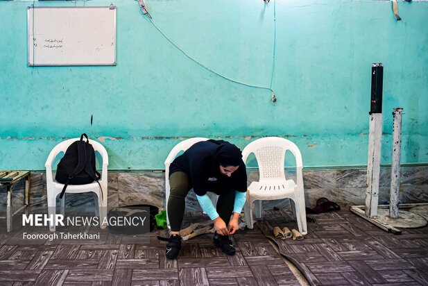 تلاش وزنه بردار بانوی لر ایران