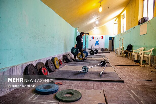تلاش وزنه بردار بانوی لر ایران