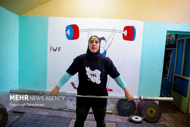 تلاش وزنه بردار بانوی لر ایران