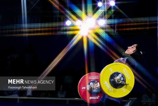 تلاش وزنه بردار بانوی لر ایران