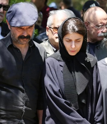 مراسم خاکسپاری زری خوشکام مادر لیلا حاتمی