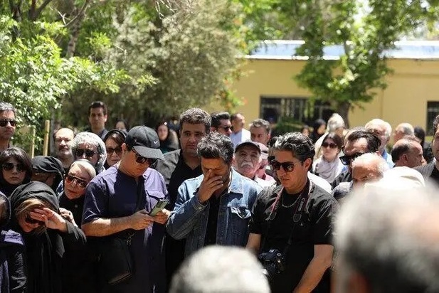 مراسم خاکسپاری زری خوشکام مادر لیلا حاتمی