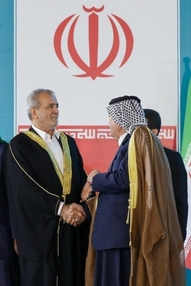 پزشکیان با عبای عربی