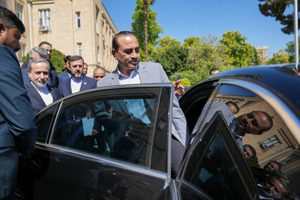 بدرقه فیلد مارشال عاصم منیر فرمانده ارتش پاکستان توسط سید عباس عراقچی