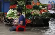 میوه فروشی میان سیل! +عکس