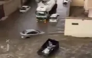 ببینید| طائف عربستان زیر آب رفت؛ سیلاب خودرو‌ها را با خود برد