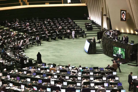 انتقاد تند روزنامه اطلاعات از طرح مجلس برای مقابله با نفوذ؛ از ترامپ انتقاد می‌کنیم، اما در داخل محدودیت‌های مشابه وضع می‌کنیم؟
