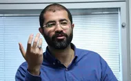 ببینید| حمله کارشناس صداوسیما به پزشکیان: حرف زدن و راه رفتن بلد نیست!