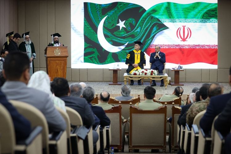 عکس| اعطای دکترای افتخاری جراحی قلب به پزشکیان، در پاکستان