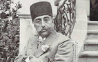 عکس| مظفرالدین شاه قاجار درحال نوشیدن آب معدنى در سفر کنترکسویل فرانسه؛ سال ١٢٨١