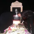مادر علی انصاریان بر سر مزار پسرش +عکس