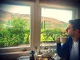 عکس علی پهلوان با چشم‌اندازی زیبا