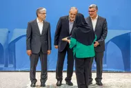 ببینید| عکس یادگاری رتبه‌های برتر کنکور با پزشکیان
