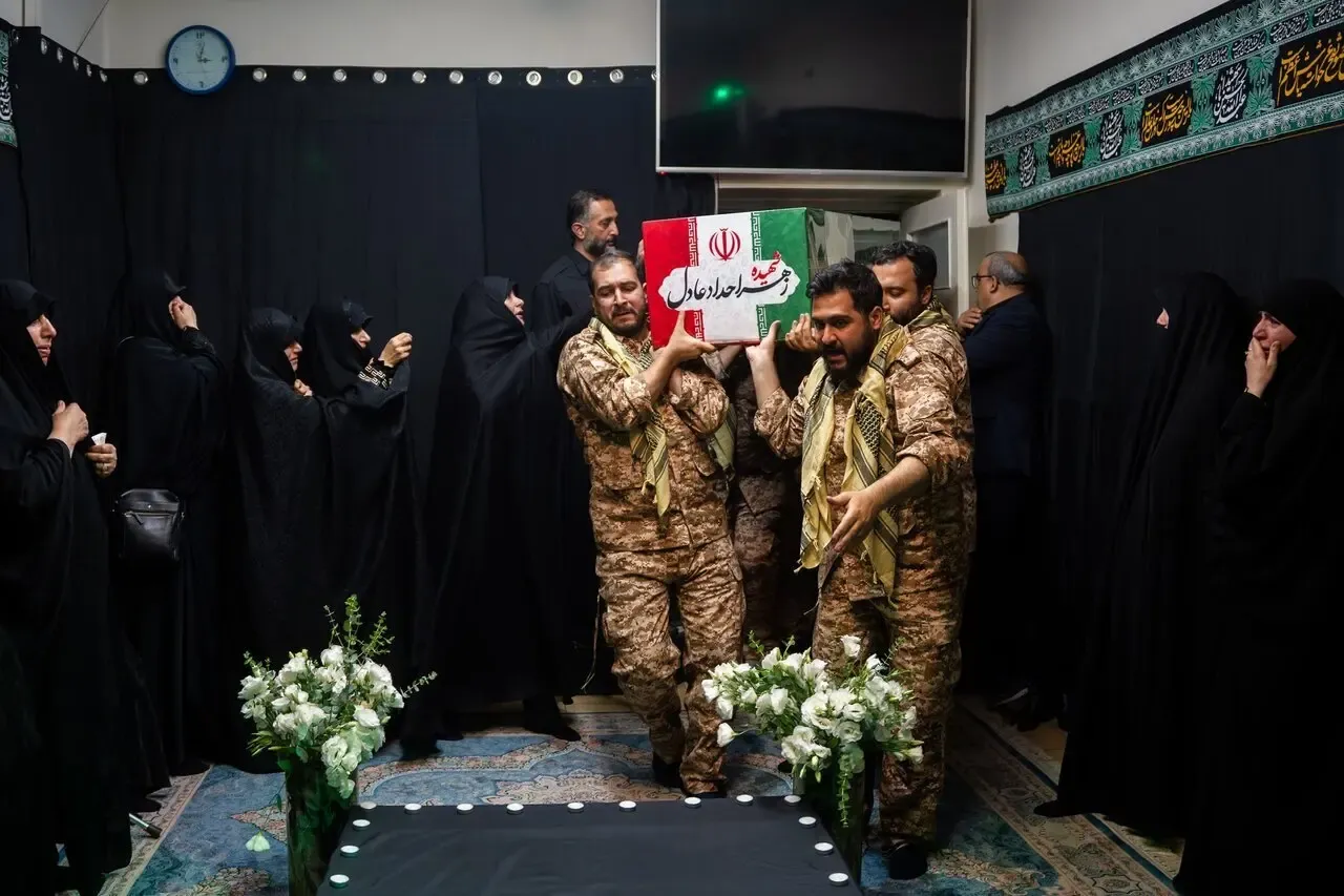 تصاویری از وداع با پیکر همسر شهید رهبر انقلاب تصاویری از وداع با پیکر همسر شهید رهبر انقلاب