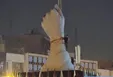 نصب المان مشت گره‌کرده در میدان انقلاب تهران