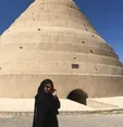 عکس «سوسن حسنی دخت» در کنار آب انبار ابرکوه یزد