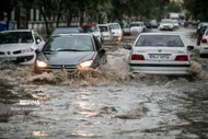 ببینید| تصاویر عجیب از سیل امروز کرج | آب ماشین‌ها را برد!