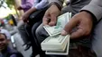 بسته جدید بانک مرکزی به کام دلالان ارز/ فروشنده‌های خیابانی با انصاف‌تر از صرافی‌ها!