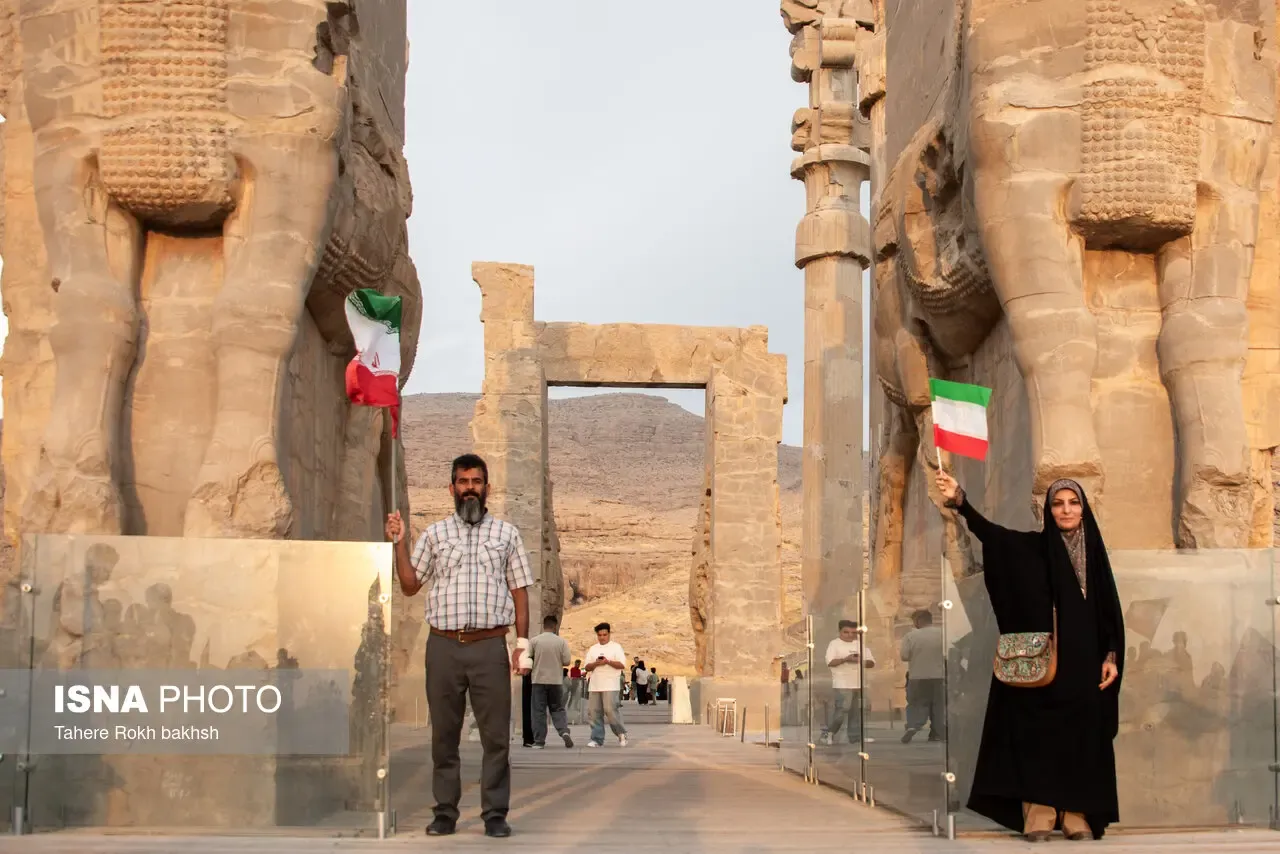 تجمع جانفدایان در تخت جمشید تجمع جانفدایان در تخت جمشید
