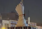 نصب المان مشت گره‌کرده در میدان انقلاب تهران