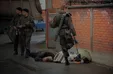 لگد زدن سرباز صرب به زن مرده بوسنایی