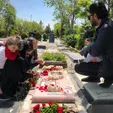 «بنیامین بهادری» با همسر و فرزندانش بر سر مزار همسر اولش