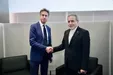 دست دادن عراقچی و میلیبند جنجالی شد