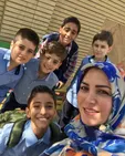 خانم گوینده خبر در کنار دوقلویش