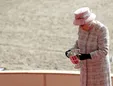 عکسی از جام قهرمانان اسب سواری در دستان ملکه بریتانیا